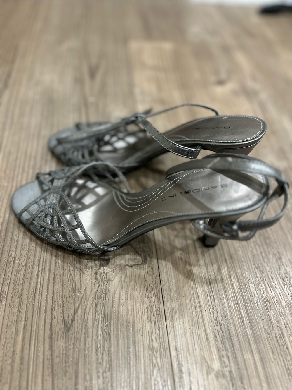 Bandolino metallic strappy cage sandal with a low-to-mid kitten heel. Size 8M
